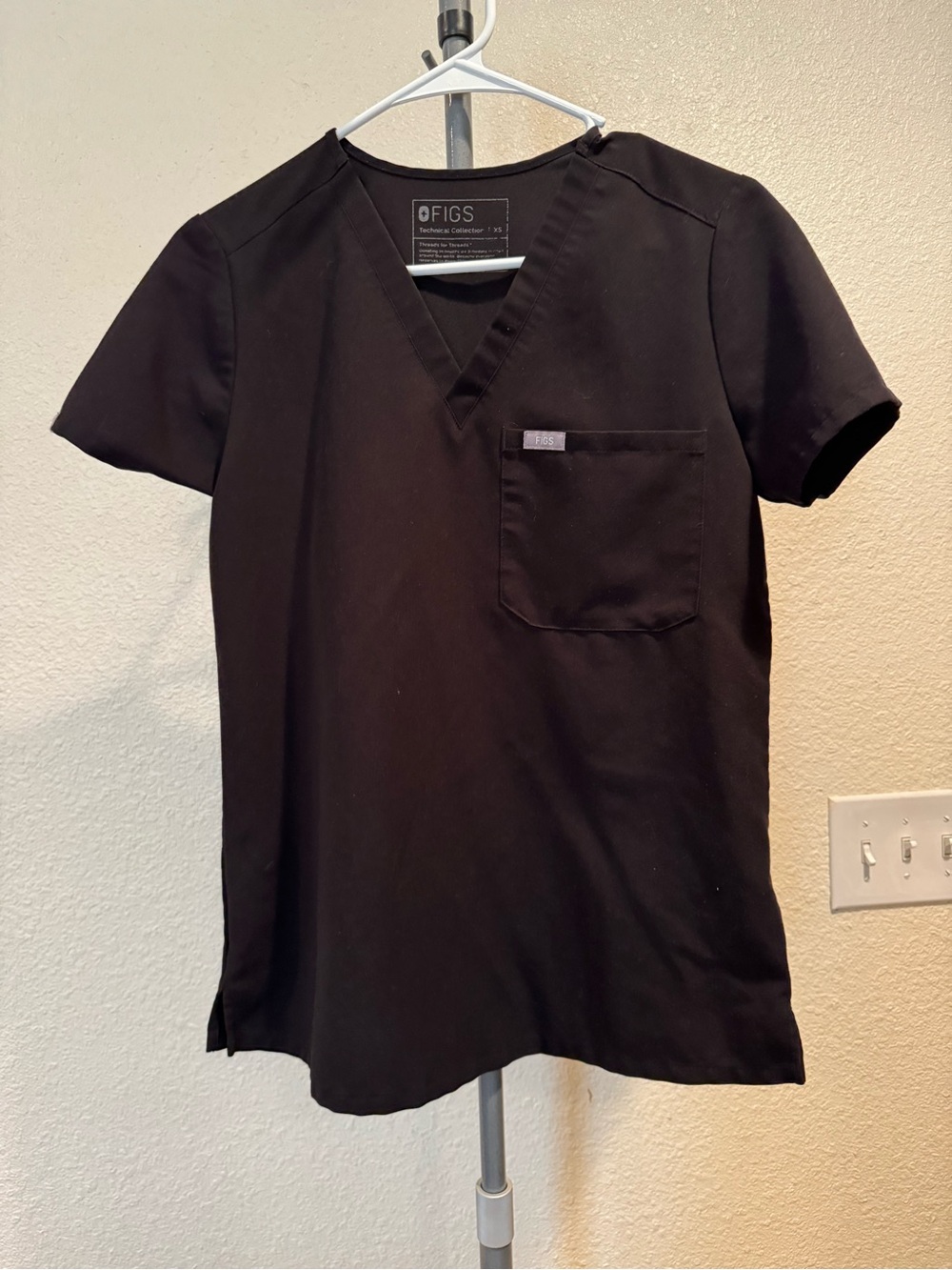 Figs Women’s XS Black V-Neck Short Sleeve Scrub Top and Jogger Set